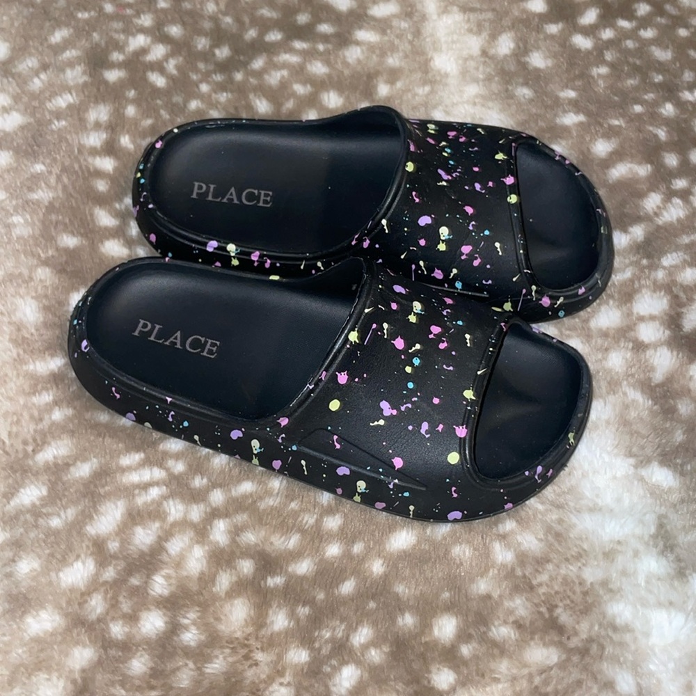 Girls black, croc-like slides with paint splatters